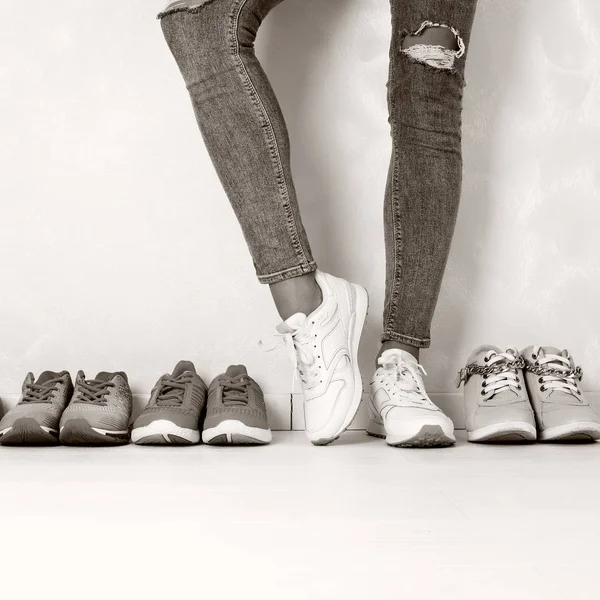 Una Chica Deportiva Jeans Elige Qué Zapatillas Deporte Para Entrenar —  Fotos de Stock