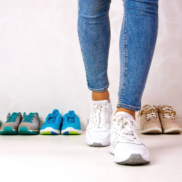 Una Ragazza Sportiva Jeans Sceglie Quali Scarpe Ginnastica Andare Formazione — Foto Stock