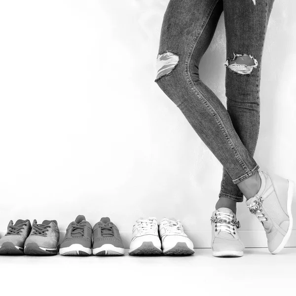 Una Chica Deportiva Jeans Elige Qué Zapatillas Deporte Para Entrenar —  Fotos de Stock