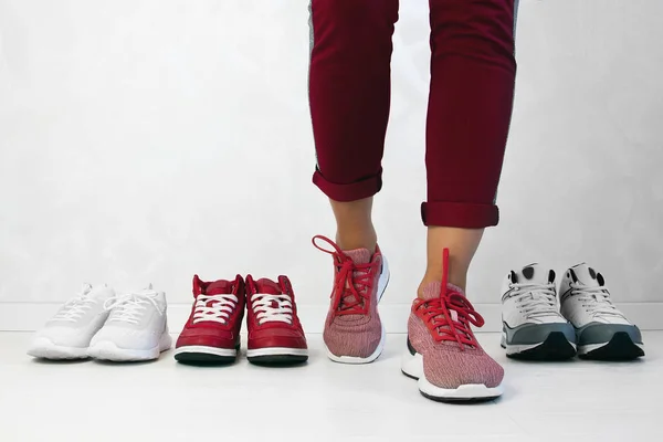 Sports Girl Chose Pair Sneakers Others — Stock Photo, Image