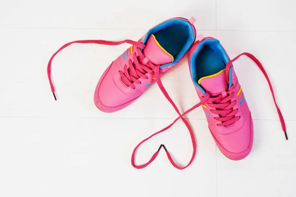 Zapatillas Deportivas Hermosas Para Mujer Con Cordones Forma Corazón —  Fotos de Stock