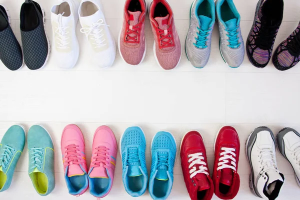 很多五颜六色的女式运动鞋 — 图库照片