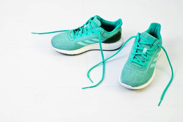 Zapatillas Deportivas Hermosas Para Mujer Con Cordones Desatados —  Fotos de Stock