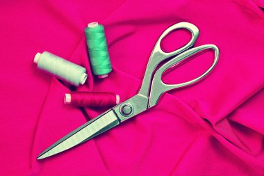 Çeşitli dikiş aksesuarları: Renkli ipler, makas