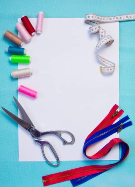 Dikiş tema üzerinde yazıtlar için yerleştirin. Dikiş aksesuarları ile beyaz çarşaf: iplik, makas, fermuar, mezura, centimer