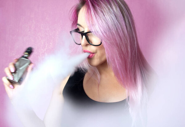 Стильная женщина с розовыми волосами в очках. По стилю
.