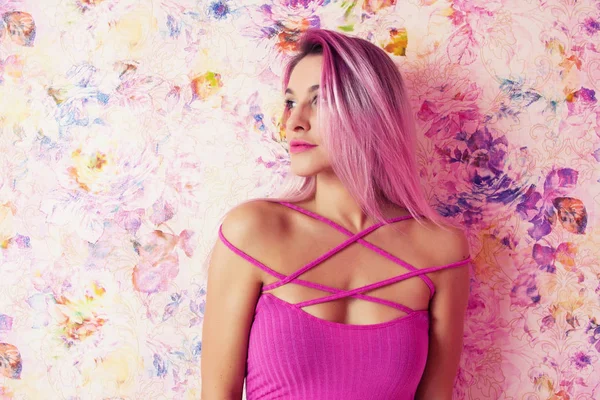 Mujer con pelo rosa — Foto de Stock