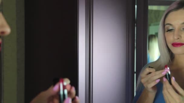 Mulher Bonita Loira Pinta Lábios Com Batom Brilhante Frente Espelho — Vídeo de Stock