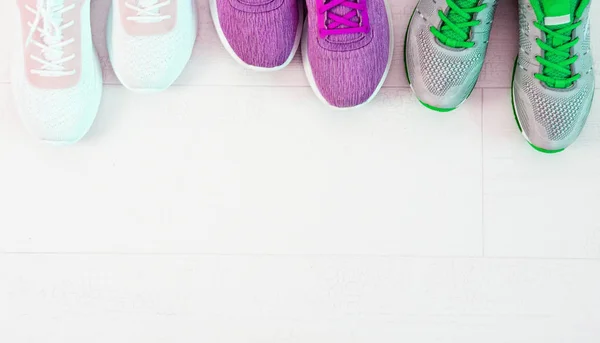 Багатокольорові Жіночі Спортивні Кросівки Білій Підлозі Вибір — стокове фото