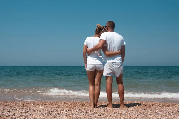 Visão Traseira Casal Romântico Andando Praia Durante Férias Verão Amantes — Fotografia de Stock