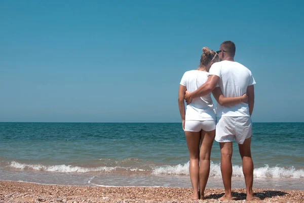 Visão Traseira Casal Romântico Andando Praia Durante Férias Verão Amantes — Fotografia de Stock