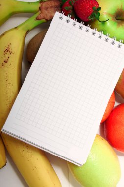 Diyet yemek planı egzersiz ve fitness diyet, fitness ve kilo kaybı kavramı, meyve, sebze ve defter ile sağlıklı beslenme. Gıda ve sağlık