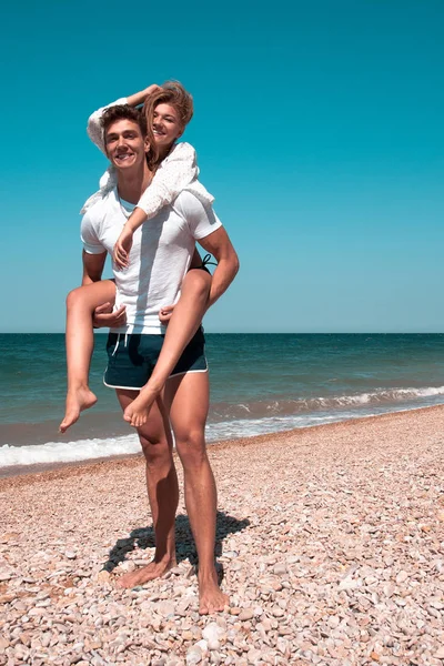 Cara Carregando Uma Garota Costas Praia Livre — Fotografia de Stock