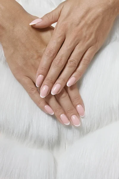 Stylowy Kobieta Modny Różowy Francuski Manicure Tle Białe Futro — Zdjęcie stockowe