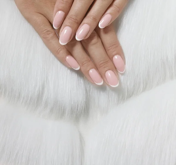 Stylowy Kobieta Modny Różowy Francuski Manicure Tle Białe Futro — Zdjęcie stockowe