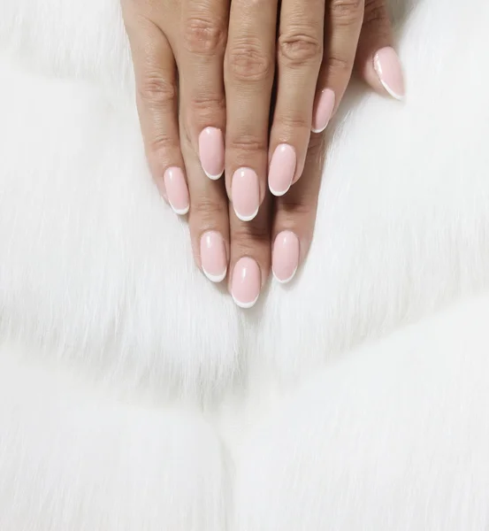 Stylowy Kobieta Modny Różowy Francuski Manicure Tle Białe Futro — Zdjęcie stockowe