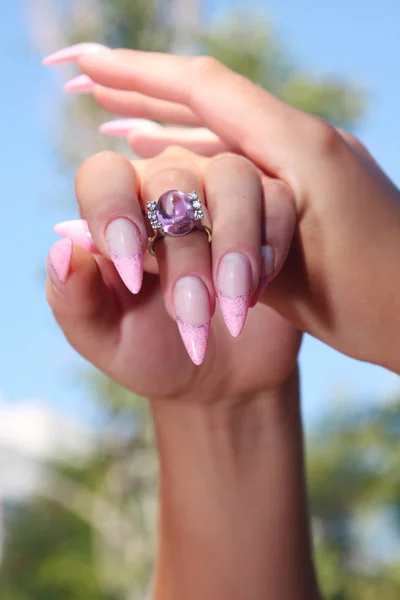 Unhas Francesas Longas Com Manicura Branca Mão Uma Mulher Com — Fotografia de Stock