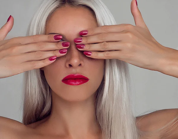 Красивая Женщина Светлыми Волосами Мода Модель Красной Помадой Красными Ногтями — стоковое фото
