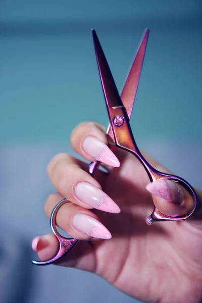 Female Hairdresser Hands Long Well Groomed Nails Hold Beautiful Hair — Stock Photo, Image