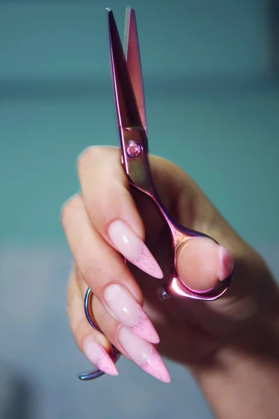 Female Hairdresser Hands Long Well Groomed Nails Hold Beautiful Hair — Stock Photo, Image