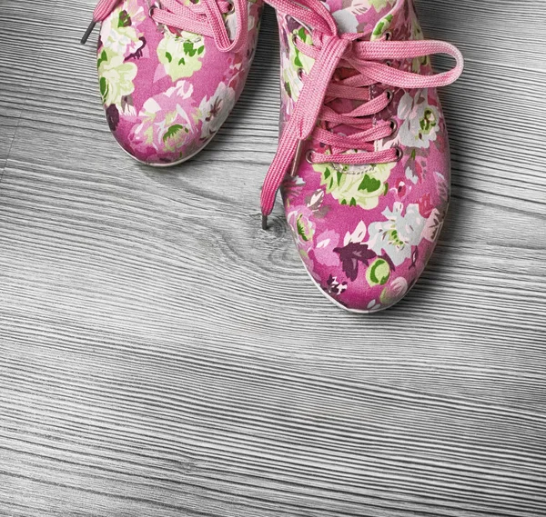 Cipők Virágos Nyomtatás Háttérben Női Ing Élénk Színekkel — Stock Fotó
