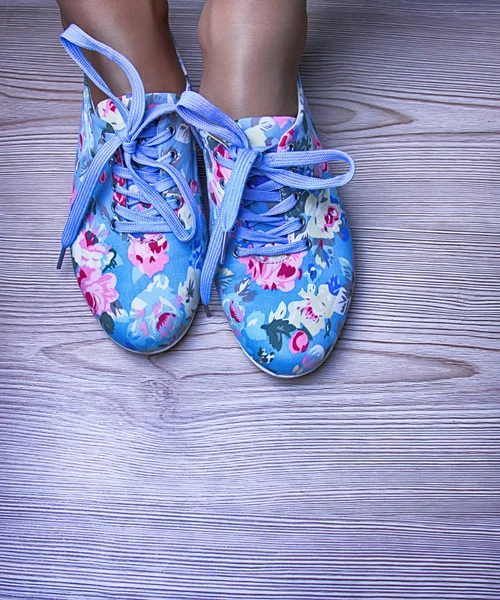 Cipők a virág a kék háttér nyomtatása — Stock Fotó
