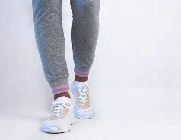 Una Chica Deportiva Zapatillas Para Entrenar Varios Pares Zapatos Deportivos —  Fotos de Stock