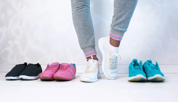 Una Chica Deportiva Jeans Elige Qué Zapatillas Deporte Para Entrenar —  Fotos de Stock