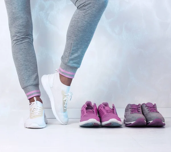 Una Chica Deportiva Elige Qué Zapatillas Deporte Para Entrenar Varios —  Fotos de Stock