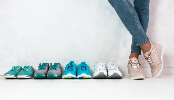 Una Chica Deportiva Jeans Elige Qué Zapatillas Deporte Para Entrenar —  Fotos de Stock