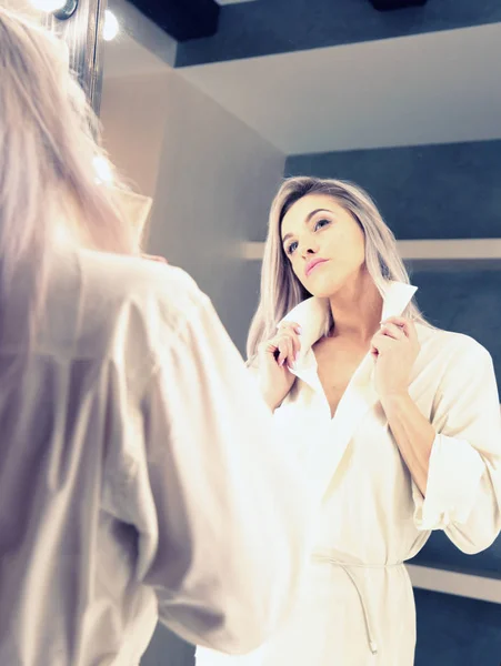 Krásná Sexy Žena Dlouhýma Nohama Bílé Košili Vychloubá Sama Zrcadlo — Stock fotografie