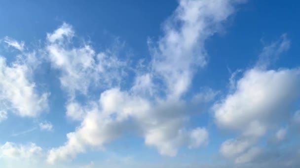 Білі Хмари Швидко Рухаються Через Блакитне Небо Швидкий Рух Проміжок — стокове відео