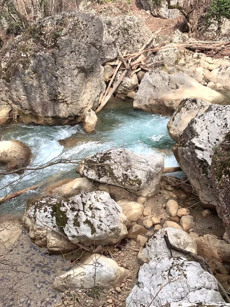 Schöner sauberer Gebirgsfluss fließt über die Felsen — Stockfoto