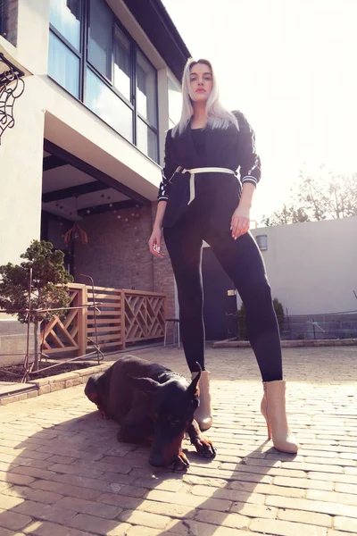 Belle jeune femme avec son chien - doberman — Photo