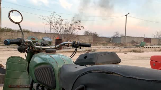 Viejos Coches Rotos Vertedero Abandonado Incendio Arde Barril Movimiento Rápido — Vídeo de stock