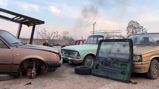 Stare Zepsute Samochody Składowisko Opuszczony Ogień Pali Się Beczce Szybki — Wideo stockowe