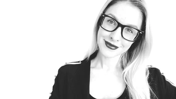 Schwarz-weiße Skizze einer Frau mit Brille — Stockfoto