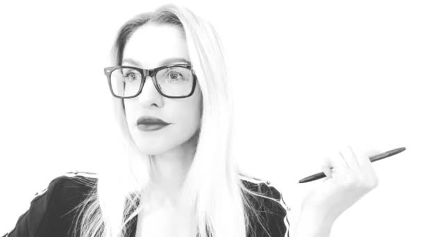 Fekete Fehér Portréja Vonzó Üzletasszony Szemüveg Dolgozó Irodában Számítógép Használata — Stock videók