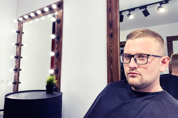Чоловік клієнт отримує зачіску від перукаря — стокове фото