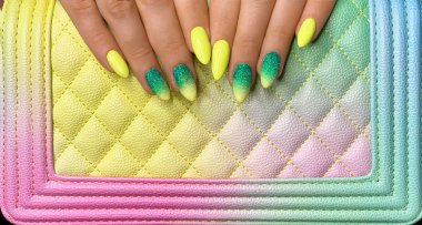 Güzel manikürlü, bakımlı kadınlar. Araba alıyorum.