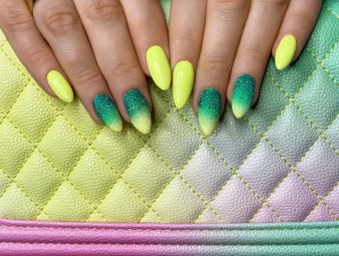 Güzel manikürlü, bakımlı kadınlar. Araba alıyorum.