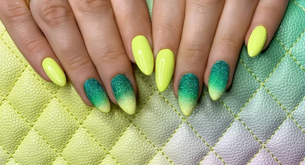 Güzel manikürlü, bakımlı kadınlar. Araba alıyorum.