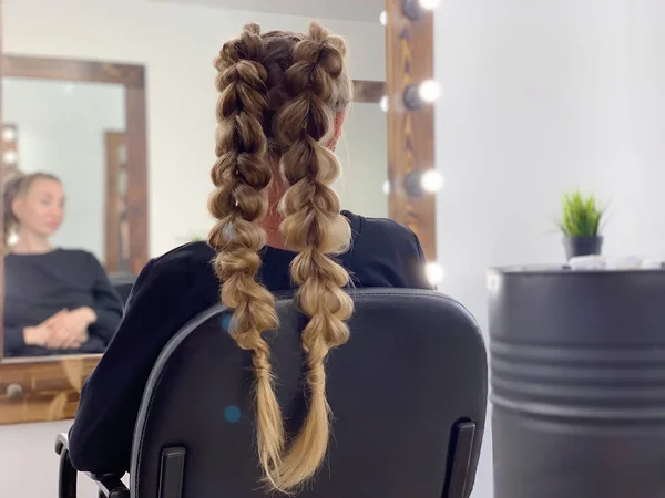 Peluquería trenzado cabello de mujer en salón de peluquería — Foto de Stock