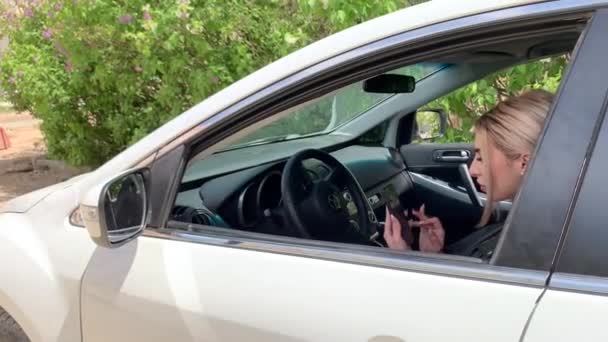 Güzel Sarışın Kadın Beyaz Bir Büyük Araba Oturur Telefonda Yok — Stok video