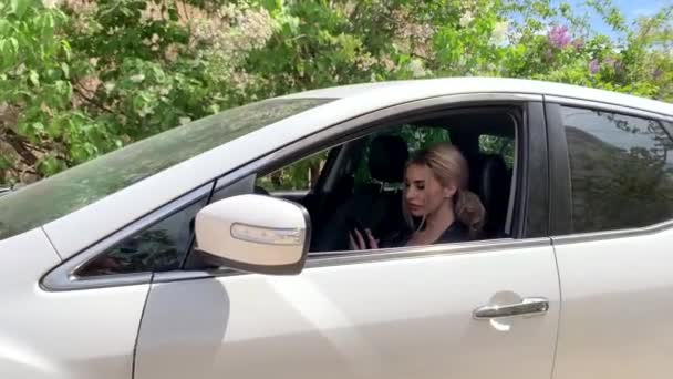 Hermosa Mujer Rubia Sienta Coche Grande Blanco Hace Negocios Teléfono — Vídeos de Stock