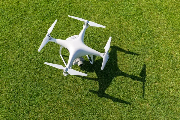 Fehér Szakmai Quadcopter Drone Kamera Felülről Ellen Zöld Háttér — Stock Fotó