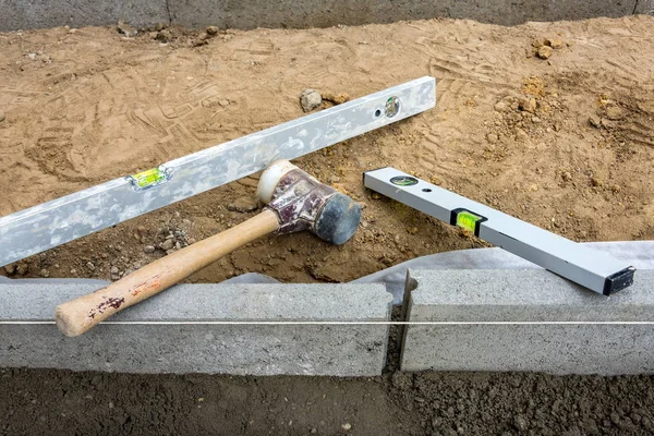 Setting Edge Restraints Buy Putting Border Curb Stones Earth Moist — Stock Photo, Image