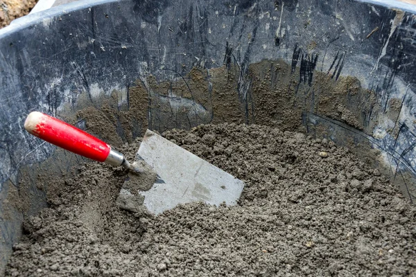 Seau Plein Béton Humide Avec Truelle Rouge Gros Plan — Photo