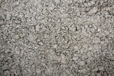 Toprak nemli Beton inşaat olarak yakın çekim için dolu kova