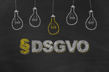 Alman tebeşir Gdpr sarı ve beyaz ampuller ile anlam yazma Dsgvo kirli siyah tahta boyalı 